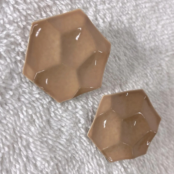 Vintage Nude Painted Textured Metal Hexahon  Clip On Earrings - Picture 4 of 6